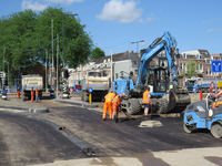 850187 Afbeelding van de herinrichtingswerkzaamheden van het verkeersplein bij het Paardenveld te Utrecht.N.B. Het ...